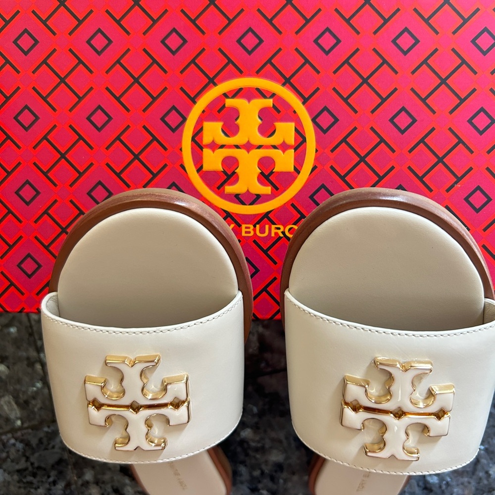 Tory Burch Cream Slide Sandals with Gold Logo 7.5 - Picture 3 of 5